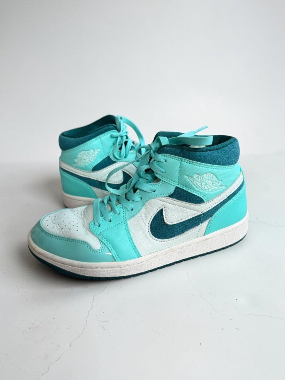 AIR JORDAN Women’s 1 Mid Chenille Bleached Turquoise Sneakers Size 9